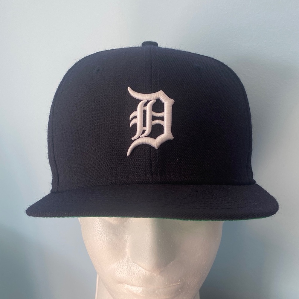 Well kept New Era Navy Blue White Embroidered Detroit Tigers Logo Adjustable Hat
